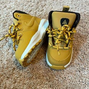 Nike Tan Baby Boy/Girl Boots Size 4 - Brand New